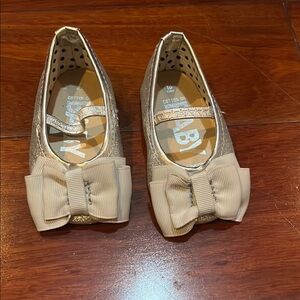 Kids size 1 Silver Bow Flats Preloved